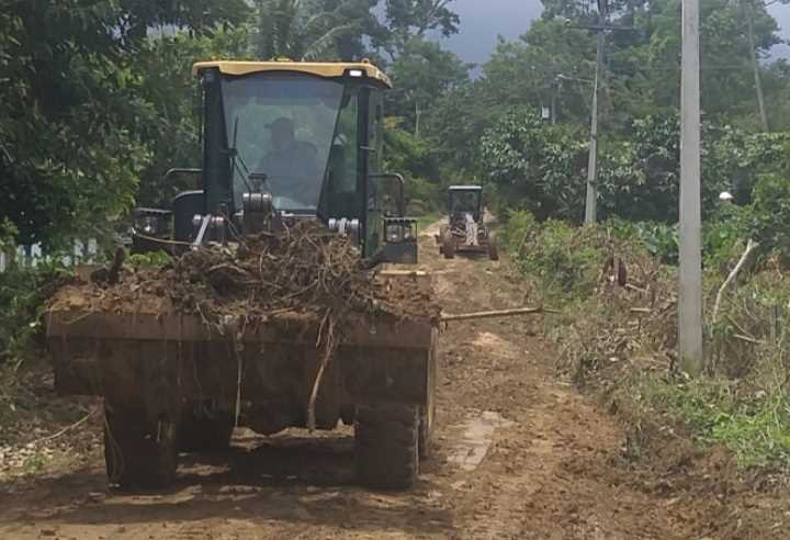 Camacã: Prefeito Paulo do Gás acompanha a recuperação da estrada do Km 2